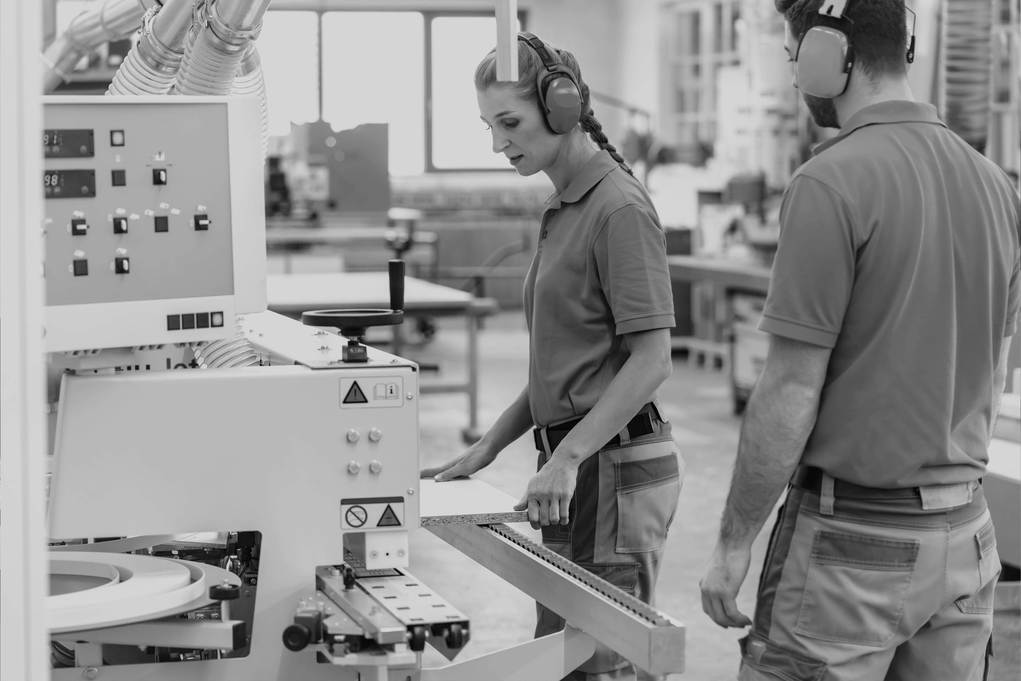 Arbeitende_Möbelfabrik_Produktionsprozess_Furniermaschine_SWjpg